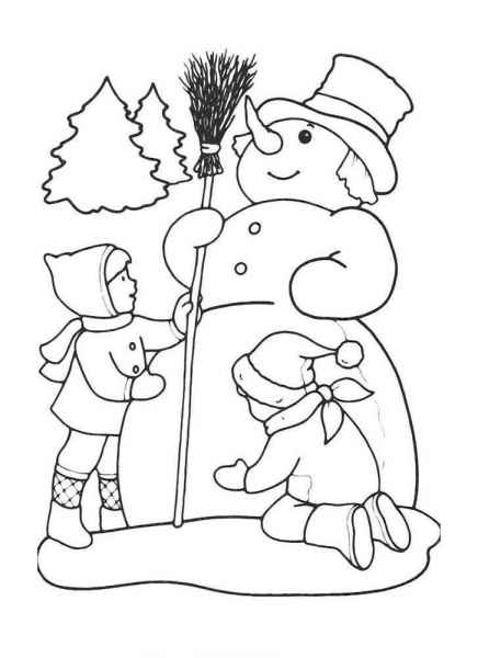 Малыши лепят снеговика