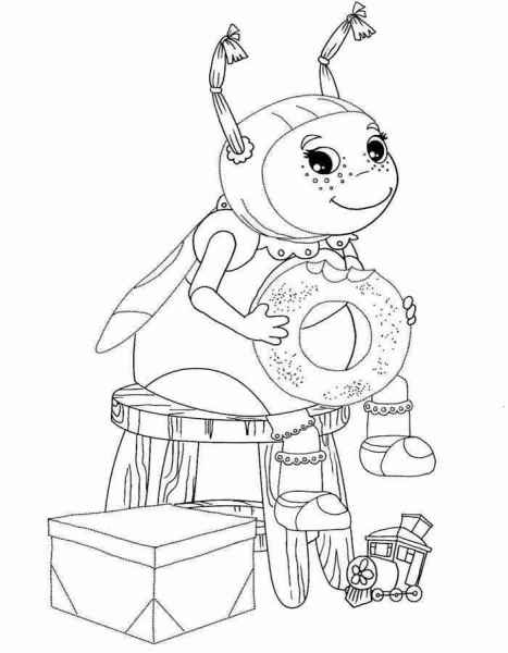 Мила кушает бублик