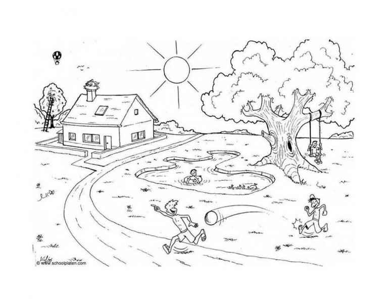 Мальчики играют в футбол возле дома