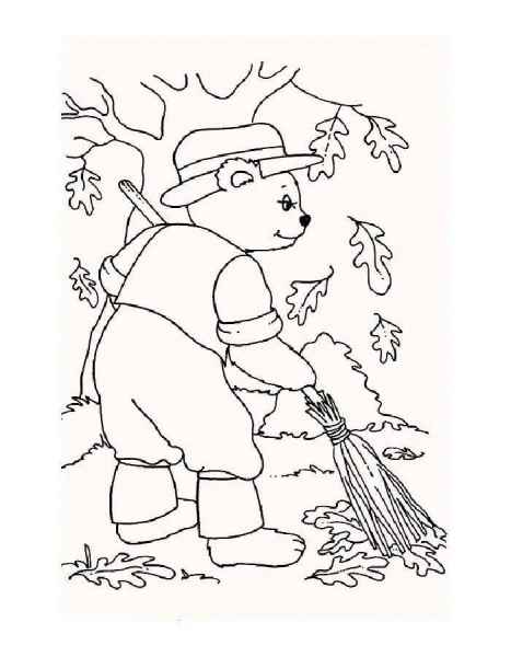 Медведь собирает листву в лесу