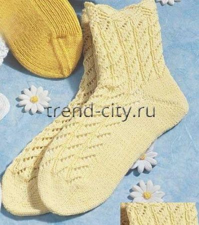 Носки спицами с фигурным верхом