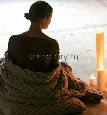 Подушка спицами с плетеным узором