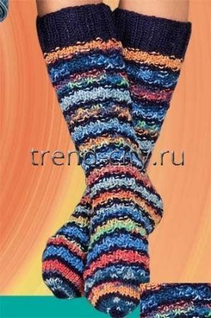 Высокие полосатые носки спицами